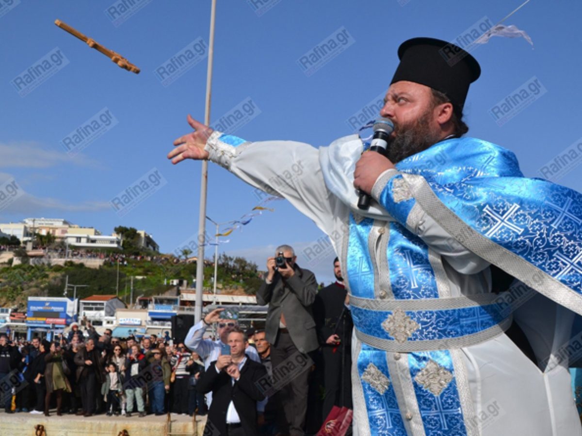 Ραφήνα: Με λαμπρότητα ο εορτασμός των Θεοφανείων & ο Αγιασμός των Υδάτων – Το απρόοπτο με τον Σταυρό (φωτό & βίντεο)
