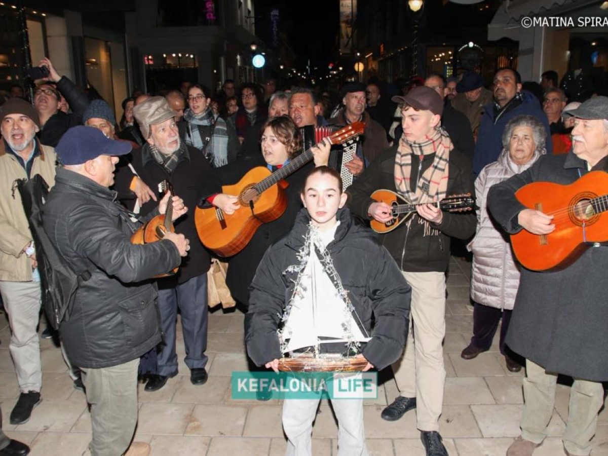 Το Αργοστόλι γιόρτασε την Παραμονή Πρωτοχρονιάς με παραδοσιακό έθιμο της κολώνιας & επτανησιακές μελωδίες λίγο πριν την αλλαγή του χρόνου (βίντεο – εικόνες)
