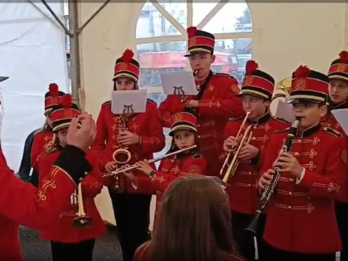 Δώρα και ευχές μοίρασαν οι αγρότες στο μπλόκο Μικροθηβών