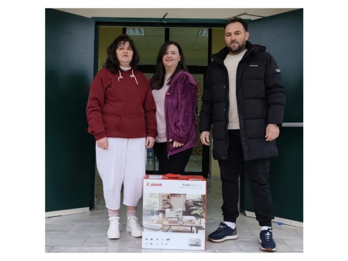 Δωρεά προτζέκτορα και ενός πολυμηχανήματος από τον Θοδωρή Καραΐσκο