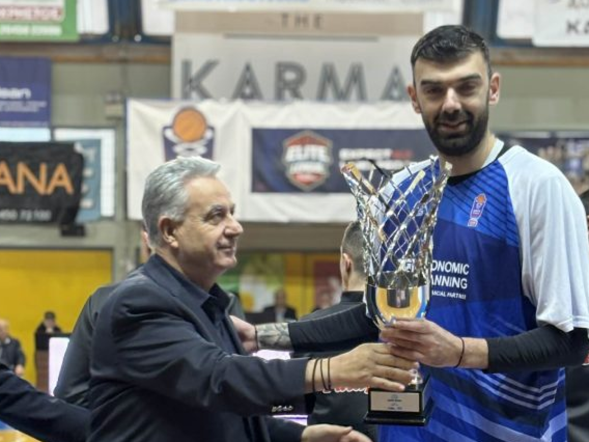 Δόξα Λευκάδας| Αποθέωση για τους παίχτες στο κλειστό.