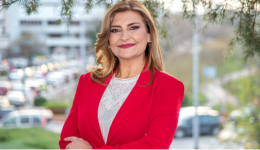 e.-liakouli-ochi-sto-klisimo-1
