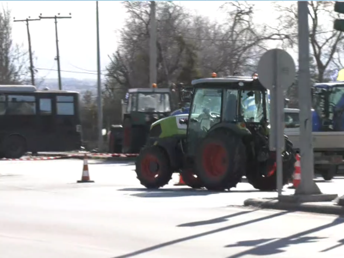 Εγκαταλείπουν το μπλόκο στα Πράσινα Φανάρια οι αγρότες που διαφωνούν με την πρόταση για διάλογο με την κυβέρνηση