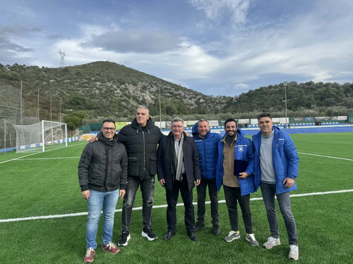 Εγκαίνια για τον νέο τάπητα στο γήπεδο Αθικίων
