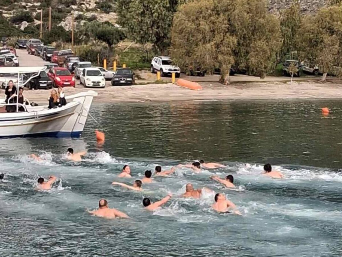 Έκαναν βουτιά για να πιάσουν το σταυρό στο Σαράντι