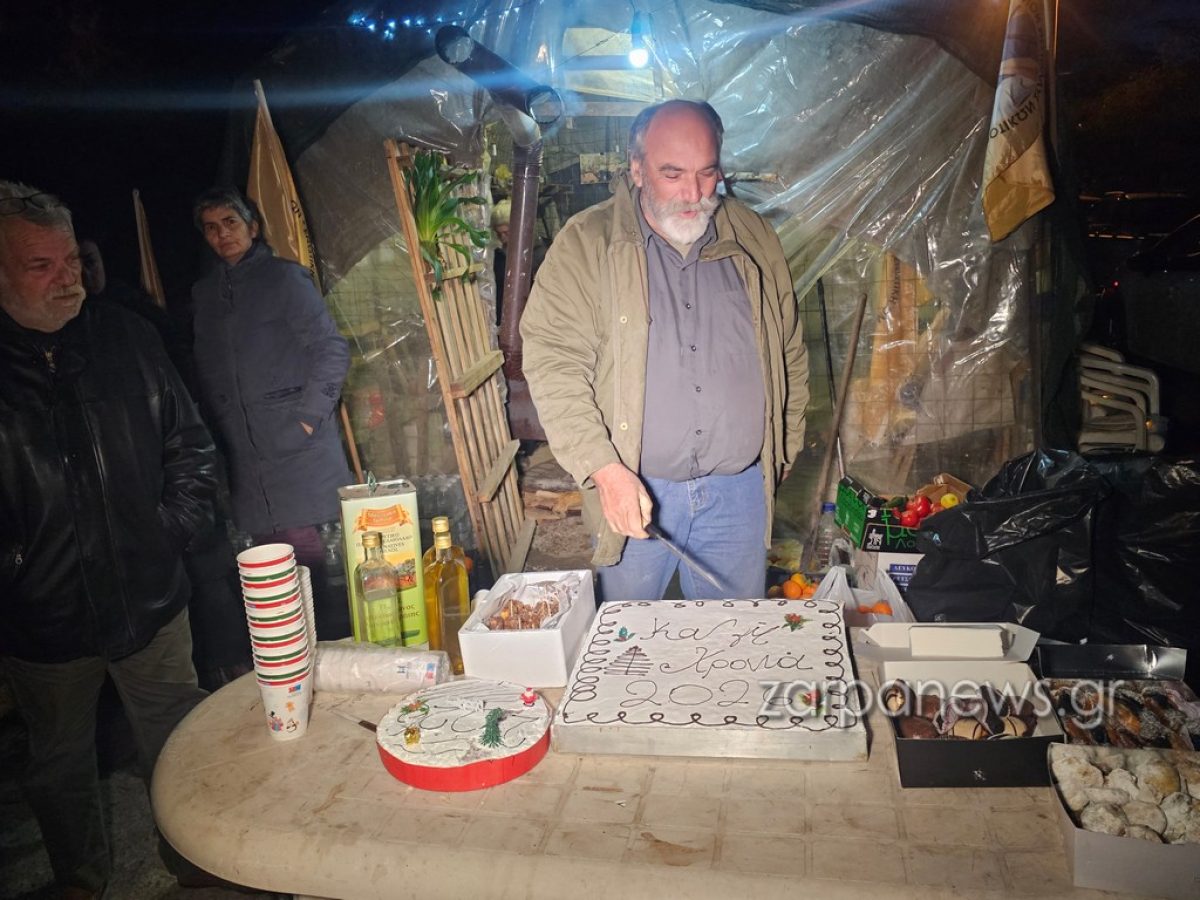 Έκοψαν βασιλόπιτα στα μπλόκα οι αγρότες στα Χανιά