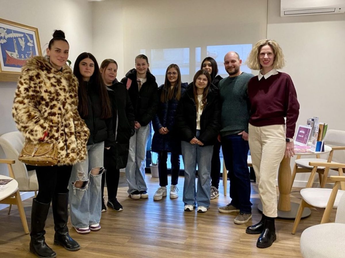 Εκπαιδευτική επίσκεψη του τμήματος Ποδολογίας ΣΑΕΚ Τρικάλων στο Δερματολογικό Ιατρείο της Μαλαματής Αδάμου 