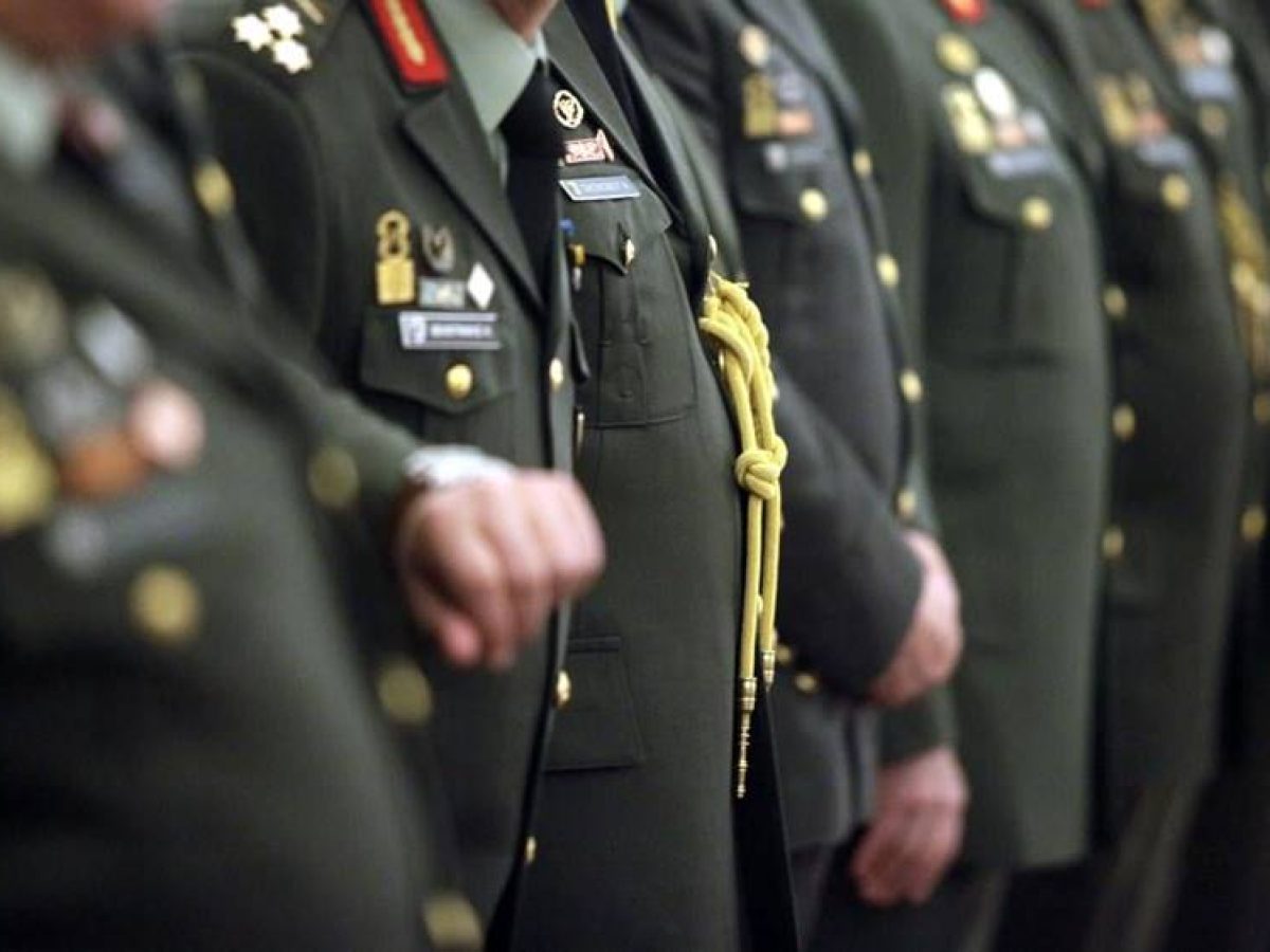 Έκτακτες κρίσεις ανωτάτων αξιωματικών των Ενόπλων Δυνάμεων. Παραμένουν στο βαθμό τους οι Σάμιοι Αντιστράτηγοι Δ. Βακεντής – Π. Καβιδόπουλος