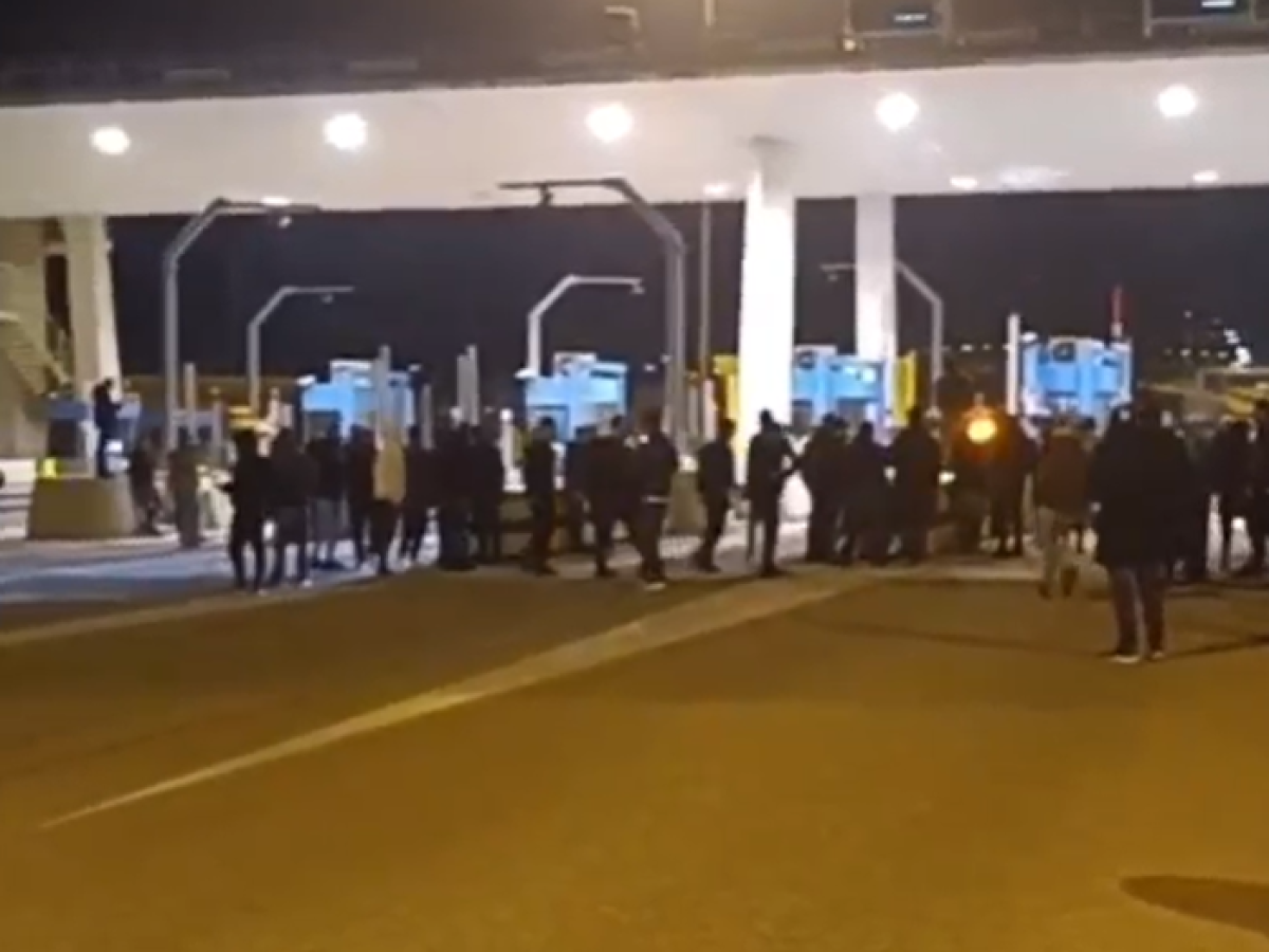 Έκτακτο: Οι αγρότες άνοιξαν τα διόδια της Γέφυρας Ρίου Αντιρρίου. Βίντεο