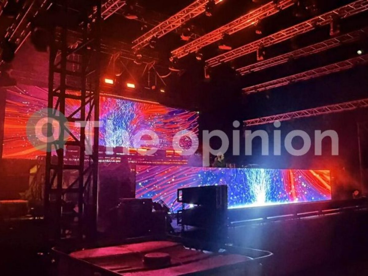 Εν αναμονή της αλλαγής του χρόνου οι Θεσσαλονικείς – Εκατοντάδες κόσμου στο κέντρο της πόλης (ΦΩΤΟ-VIDEO)