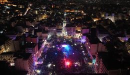 ena-megalo-parti-i-platia