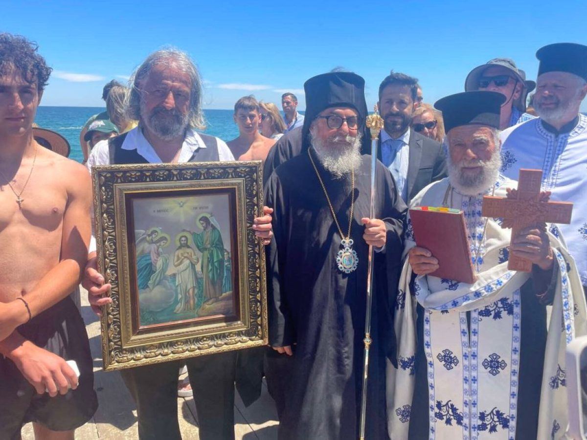 Ένας 18χρονος έπιασε τον Τίμιο Σταυρό στον Αγιασμό των Υδάτων στο Frankston