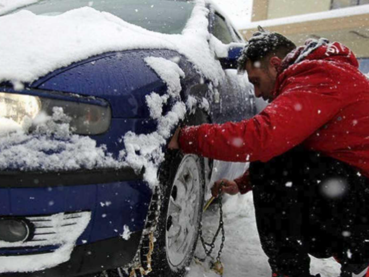 Ενισχυμένοι έλεγχοι και συστάσεις από την Τροχαία Τρικάλων για την οδική ασφάλεια με αλυσίδες στα οχήματα