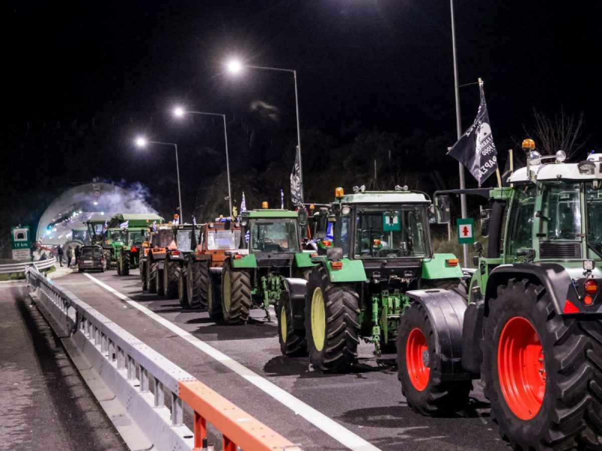 Ένταση μεταξύ αγροτών και αστυνομίας στο μπλόκο της Θήβας – Έβαλαν φωτιά σε άχυρα