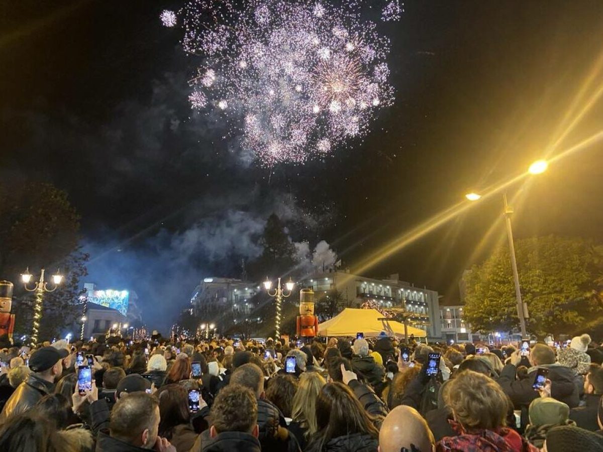 Εντυπωσιακή αλλαγή χρόνου – Ευχές, χαμόγελα, χορός και με ένα ατελείωτο πάρτι υποδέχθηκαν τα Τρίκαλα  το 2026