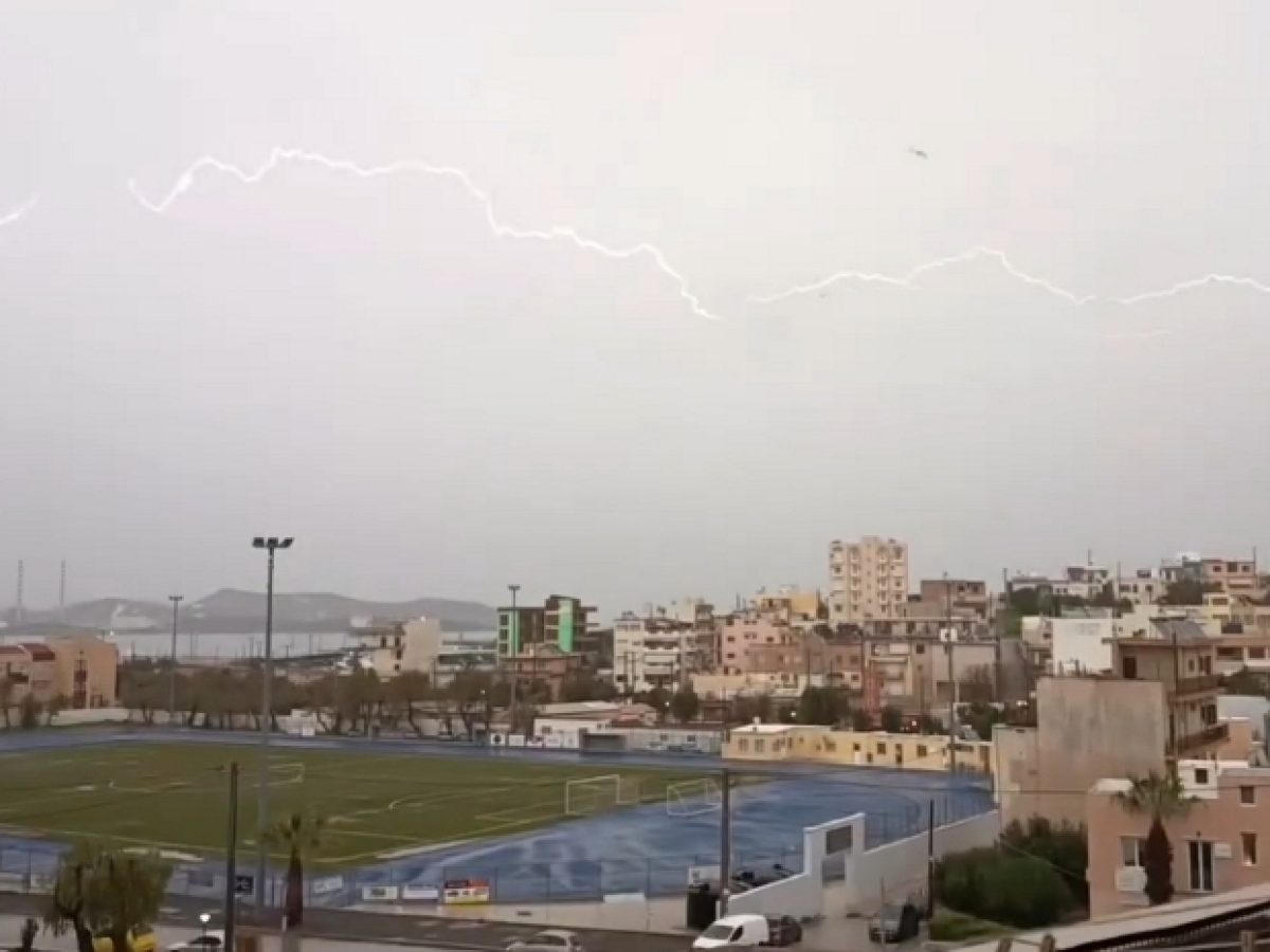 Εντυπωσιακός κεραυνός στο Λαύριο. 26-1-26 [ΒΙΝΤΕΟ]