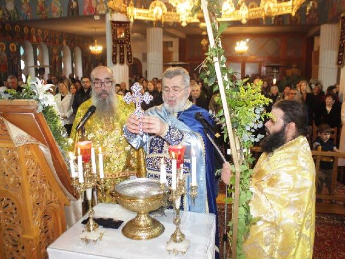 &Epsilon;&omicron;&rho;&tau;ά&sigma;&tau;&eta;&kappa;&alpha;&nu; &mu;&epsilon; &Mu;&epsilon;&gamma;&alpha;&lambda;&omicron;&pi;&rho;έ&pi;&epsilon;&iota;&alpha; &tau;&alpha; Ά&gamma;&iota;&alpha; &Theta;&epsilon;&omicron;&phi;ά&nu;&epsilon;&iota;&alpha; &sigma;&tau;&eta;&nu; &Pi;ύ&lambda;&eta;