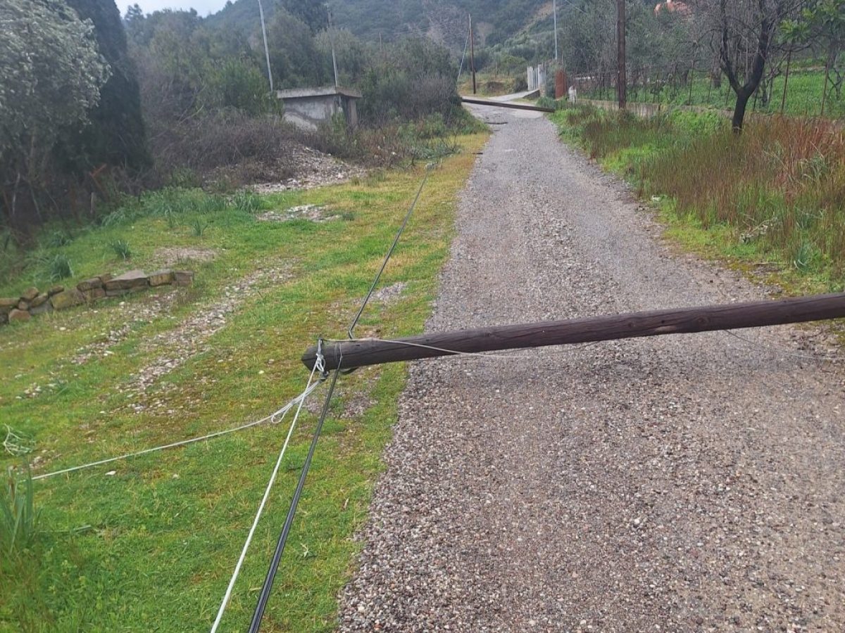 Έπεσαν κολώνες του ΟΤΕ στον δρόμο προς Καψιμαλέικα – Χωρίς νερό περιοχές του Αγίου Θωμά Μεσολογγίου