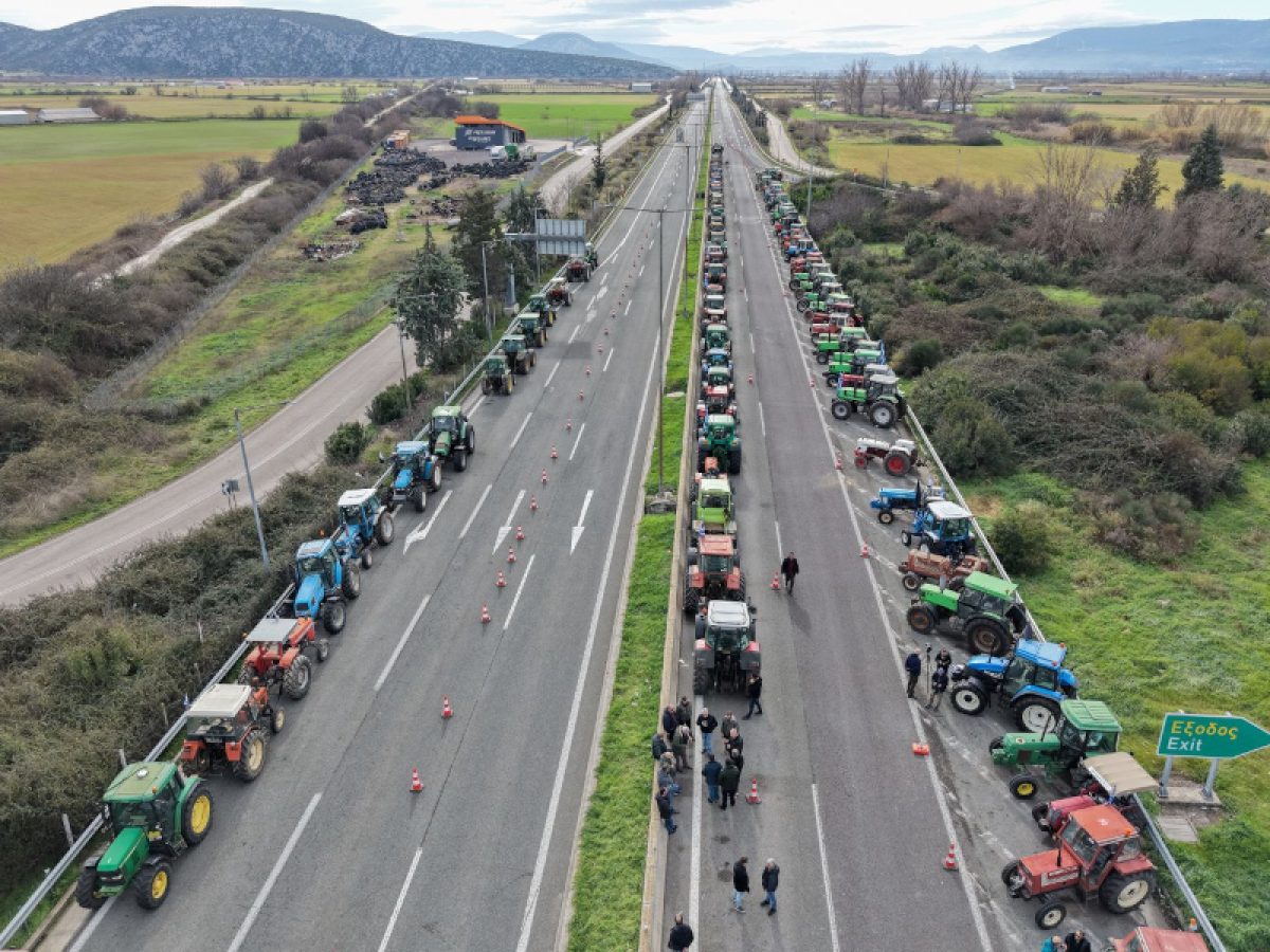 Επιμένουν τα μπλόκα της Θήβας και του Κάστρου και συνεχίζουν την αυθαιρεσία και την ταλαιπωρία των πολιτών