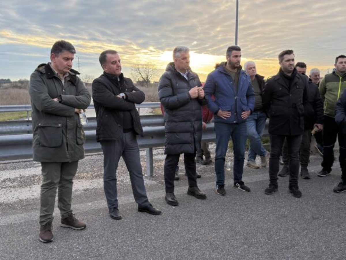 Επίσκεψη στο μπλόκο των αγροτών της Κομοτηνής του περιφερειάρχη ΑΜΘ Χριστόδουλου Τοψίδη και των αντιπεριφερειαρχών ΠΕ Ροδόπης
