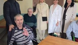 episkepsi-sto-therapeftirio-chronion-pathiseon