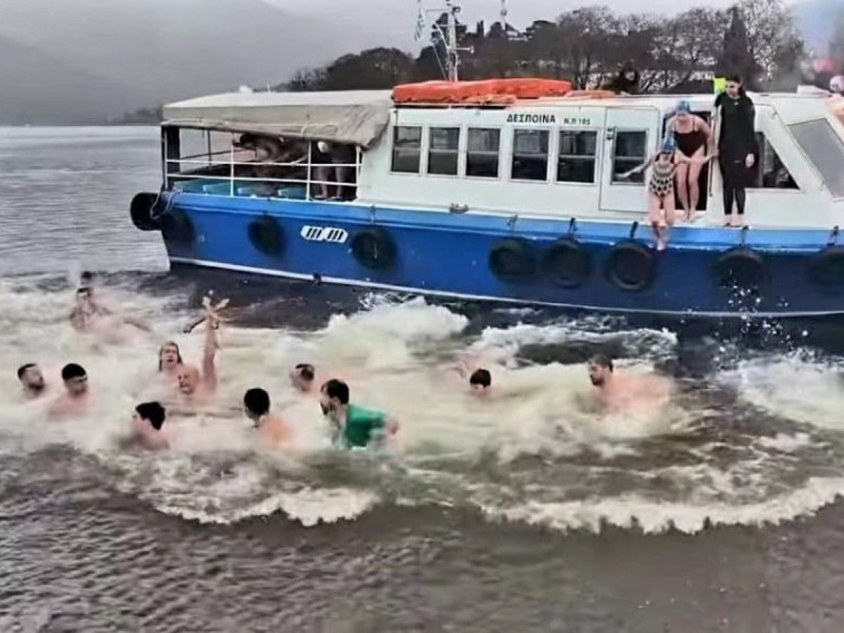 Επισκέπτης από την Σαντορίνη έπιασε τον σταυρό στα νερά της Παμβώτιδας