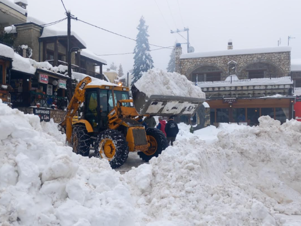 Εργασίες αποχιονισμού στην Ελάτη από μηχανήματα του  Δήμου Πύλης