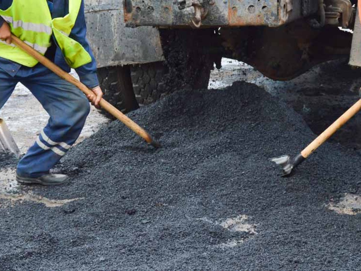 Εργασίες ασφαλτόστρωσης στο Άργος, στις οδούς Πίνδου και Ελευθερίας