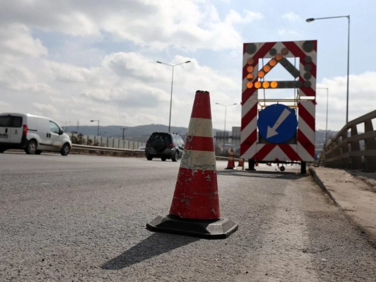 Εργασίες τοποθέτησης στηθαίων ασφαλείας στην Εθνική Οδό Θεσσαλονίκης-Νέων Μουδανιών