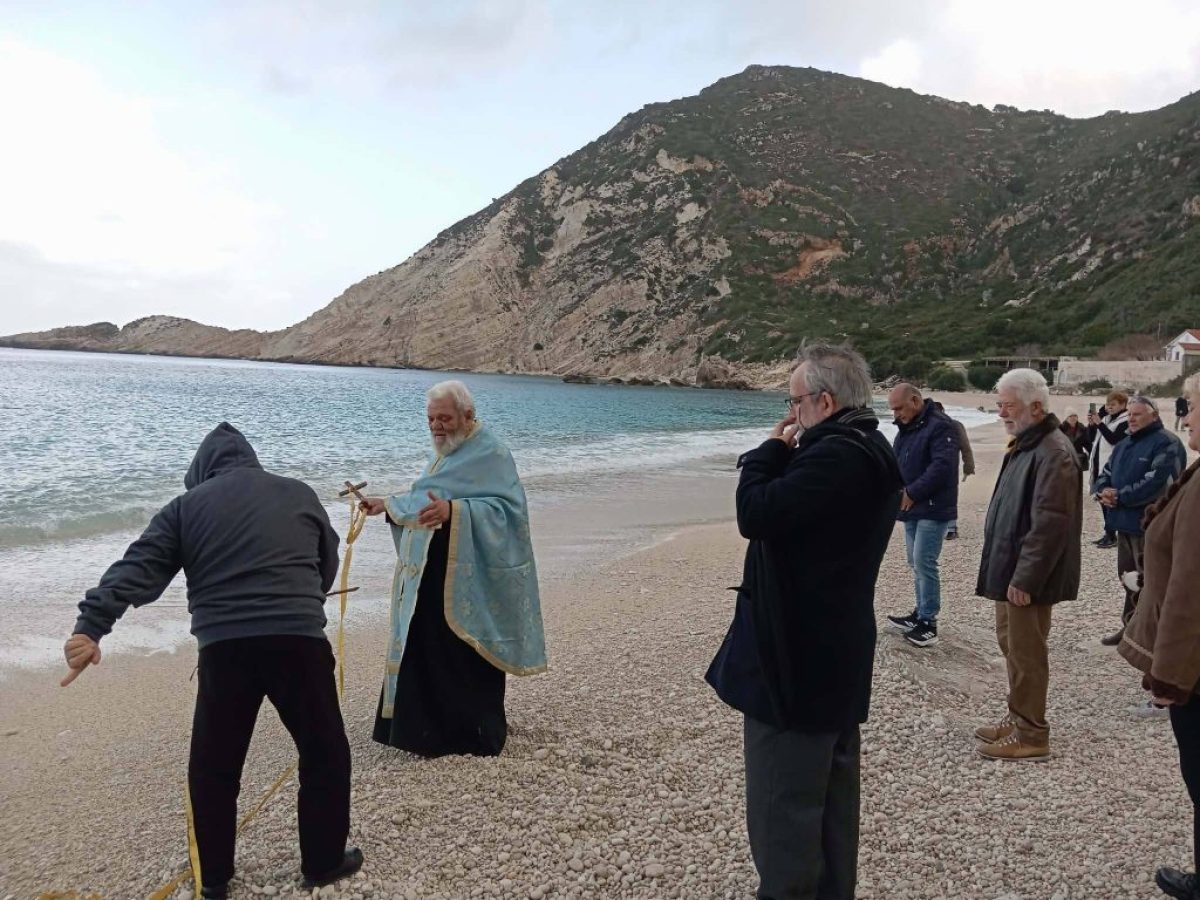 Έριξαν το Σταυρό στα παγωμένα νερά των Πετανών [εικόνες]