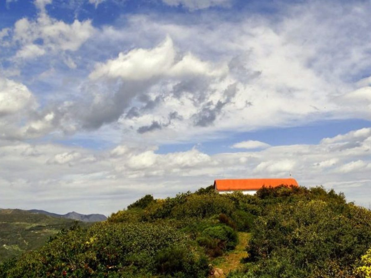 Εύβοια: Το εκκλησάκι που θεωρείται θαυματουργό και αγναντεύει βουνό και θάλασσα