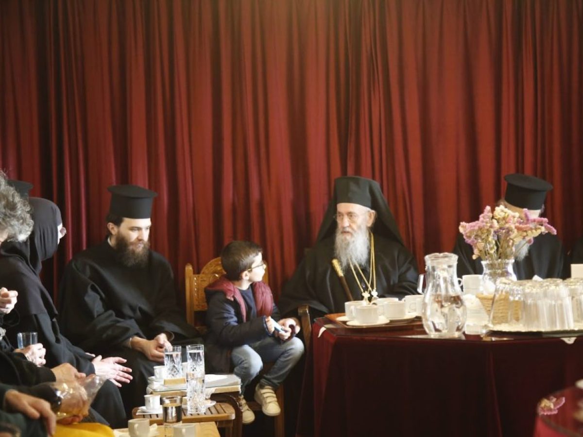 Εξάχρονος κολυμβητής που έπεσε για το σταυρό στα Θεοφάνια συνάντησε τον Μητροπολίτη Ναυπάκτου