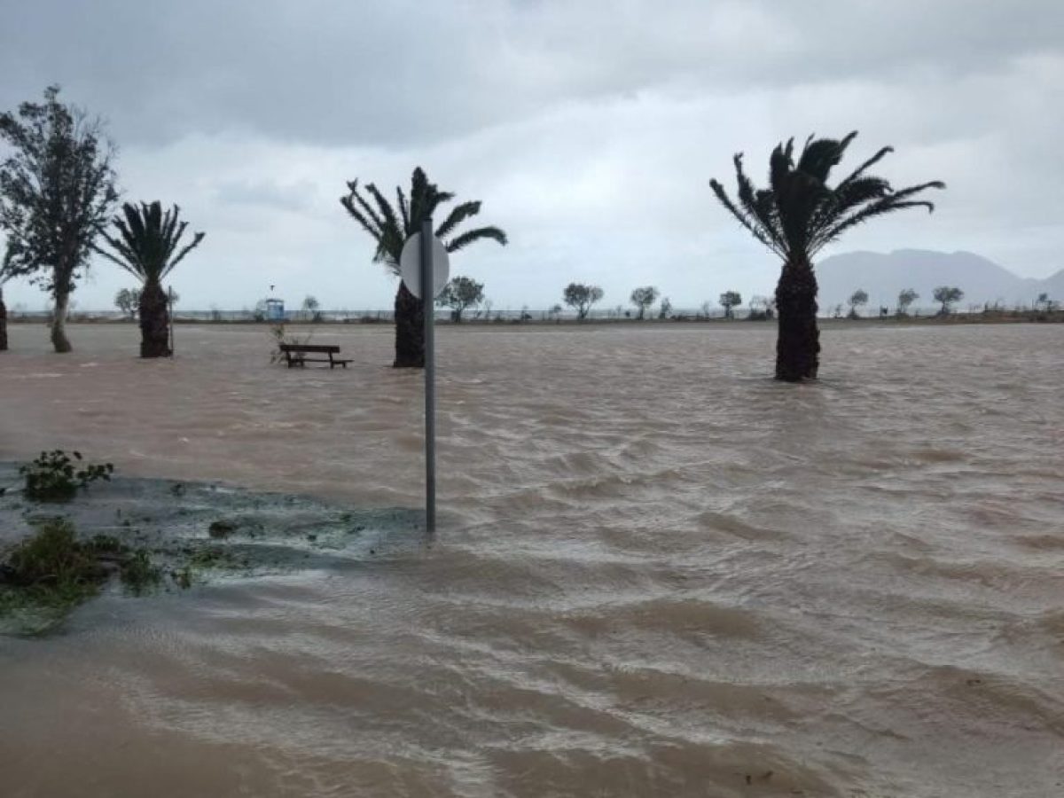 Εξαφανίστηκε ο δρόμος σε Ρίο και Μονοδέντρι- Πλημμύρες και χαλάζι στην Πάτρα