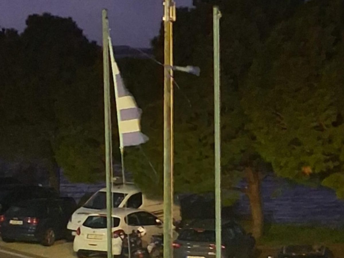 Φίλαθλος επισημαίνει: Να αλλαχτεί η σημαία στο Κλειστό πριν τον αγώνα της Δόξας με το Μαρούσι.