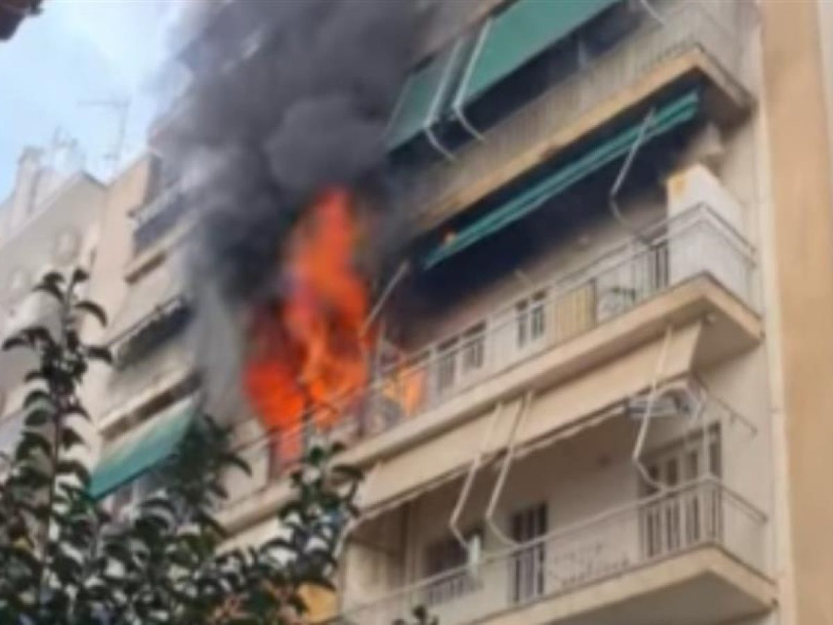 Φωτιά σε διαμέρισμα στη Νέα Σμύρνη – Εκκενώθηκε προληπτικά η πολυκατοικία, μεγάλη κινητοποίηση της Πυροσβεστικής