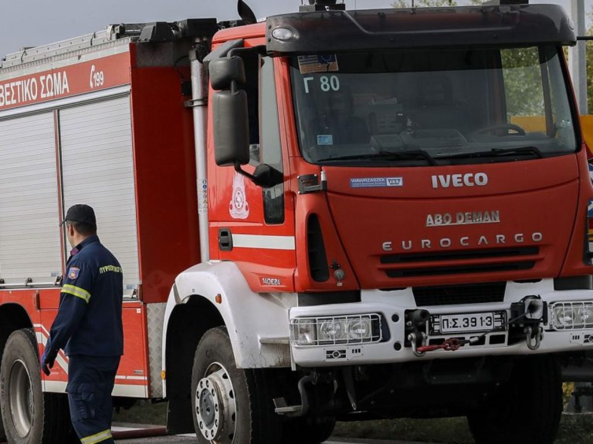 Φωτιά στη Νέα Μάκρη σε οικόπεδο με καλαμιές πίσω από το Κέντρο Υγείας