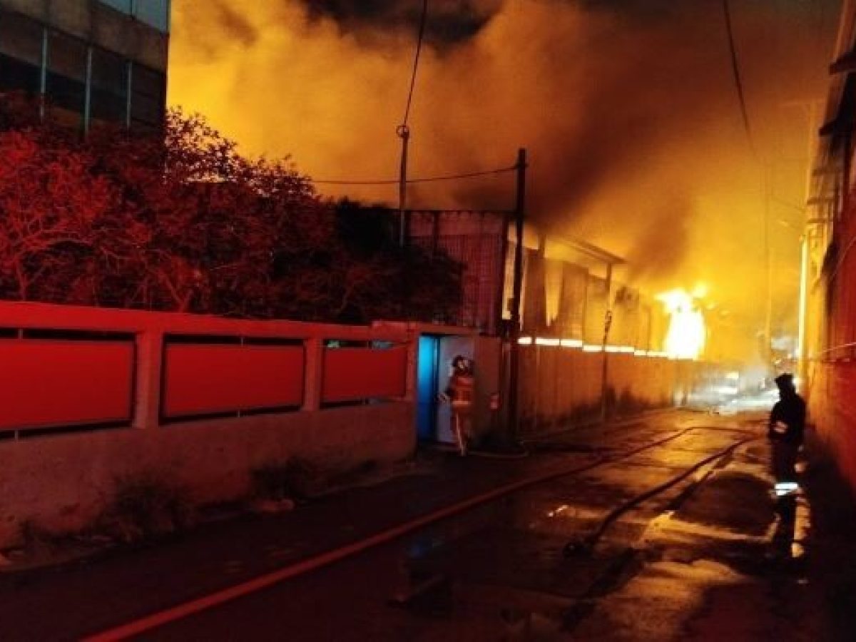 Φωτιά στο Μενίδι: Καταστράφηκε ολοσχερώς εργοστάσιο πλαστικών – Τι αποκάλυψε αντιδήμαρχος – anattica