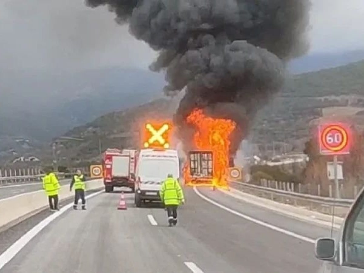 Γιάννενα: Φορτηγό με πλαστικά «τυλίχθηκε» στις φλόγες στην Εγνατία Οδό (video)