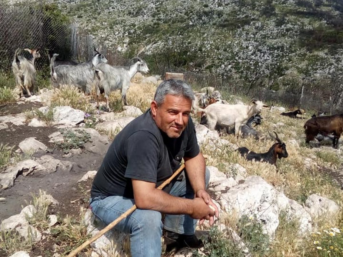 Γιάννης Βέττας στο Radio Café 102,4: «Διαλύουν συνειδητά την κτηνοτροφία, δεν υπάρχει πια μέλλον για τον πρωτογενή τομέα»