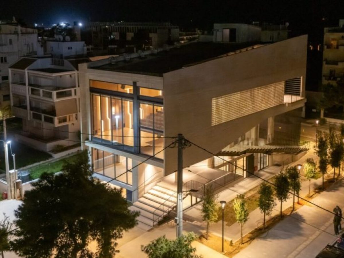 Γλυφάδα: Το νέο Πολιτιστικό Κέντρο με το αμφιθέατρο που «κρέμεται» πάνω από τον δρόμο – Δείτε εντυπωσιακές εικόνες