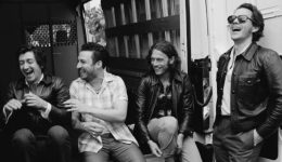 i-Arctic-Monkeys-kikloforoun-neo-1