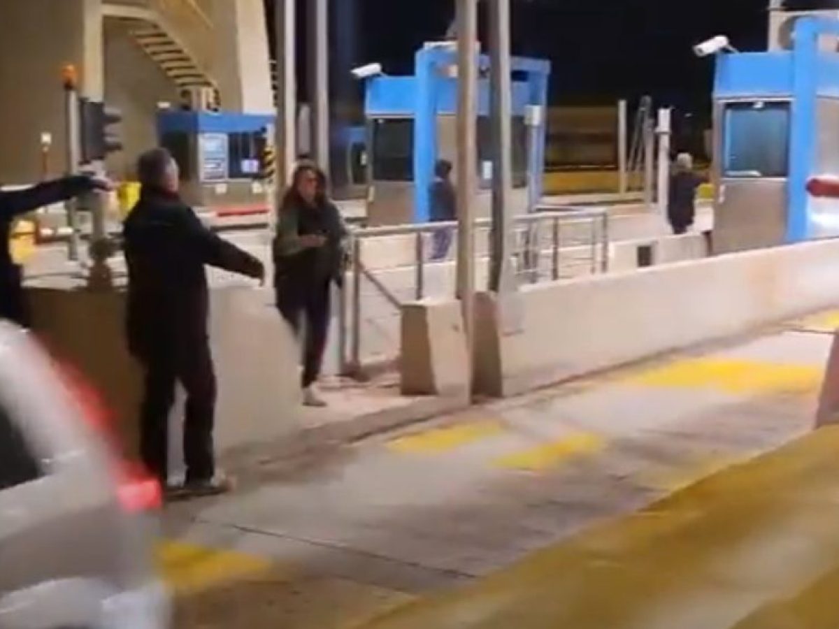 Οι αγρότες άνοιξαν τα διόδια της Γέφυρας Ρίου – Αντιρρίου (βίντεο)