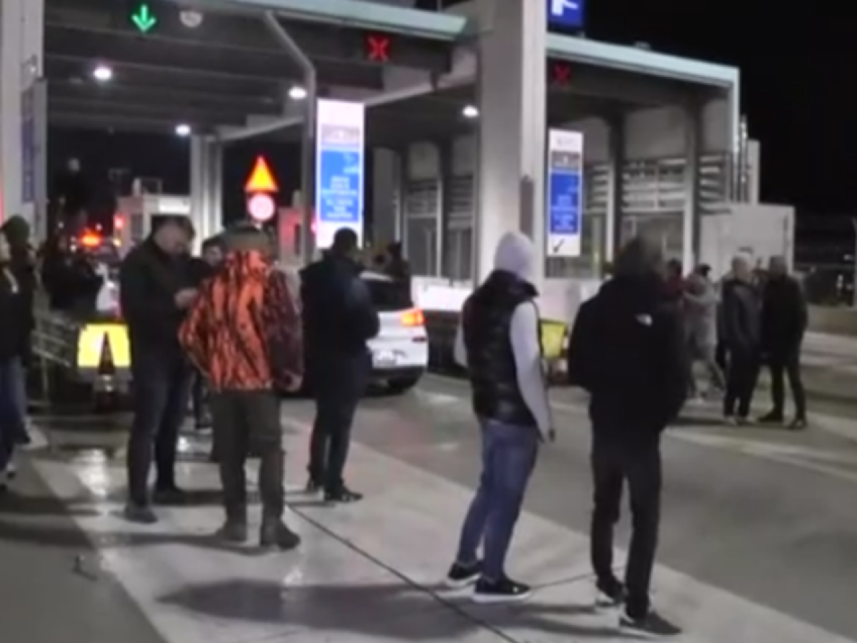 Οι αγρότες άνοιξαν τα διόδια του Ρίου, οδηγοί αγανάκτησαν για τα μπλόκα στη Βοιωτία – Σε ποια σημεία υπάρχουν προβλήματα