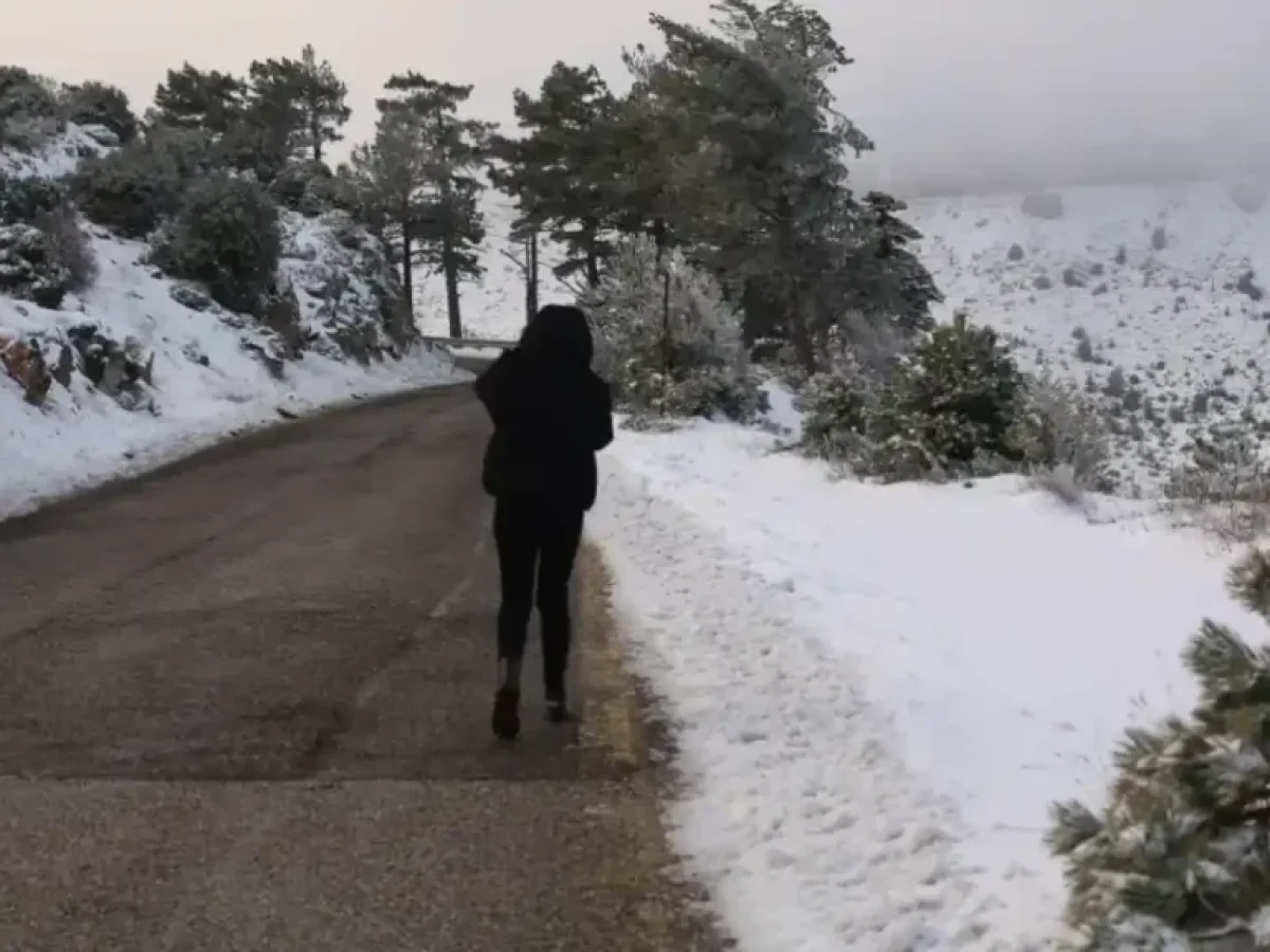«Οι χάρτες δεν κουμπώνουν»: Γιατί υπάρχει μπέρδεμα με τα χιόνια στην Αττική