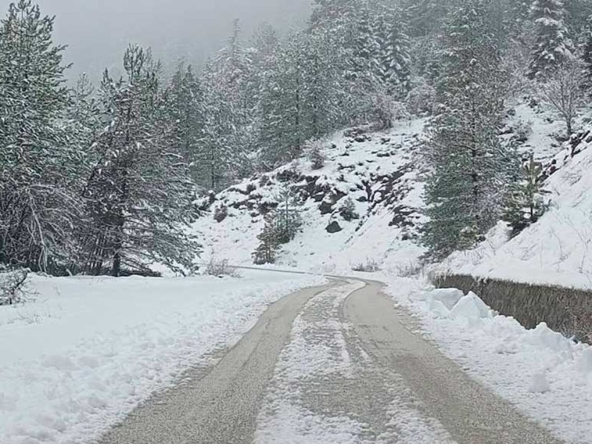 Η χιονισμένη διαδρομή προς τον Ασπροπόταμο – Βίντεο και φωτογραφίες που εντυπωσιάζουν