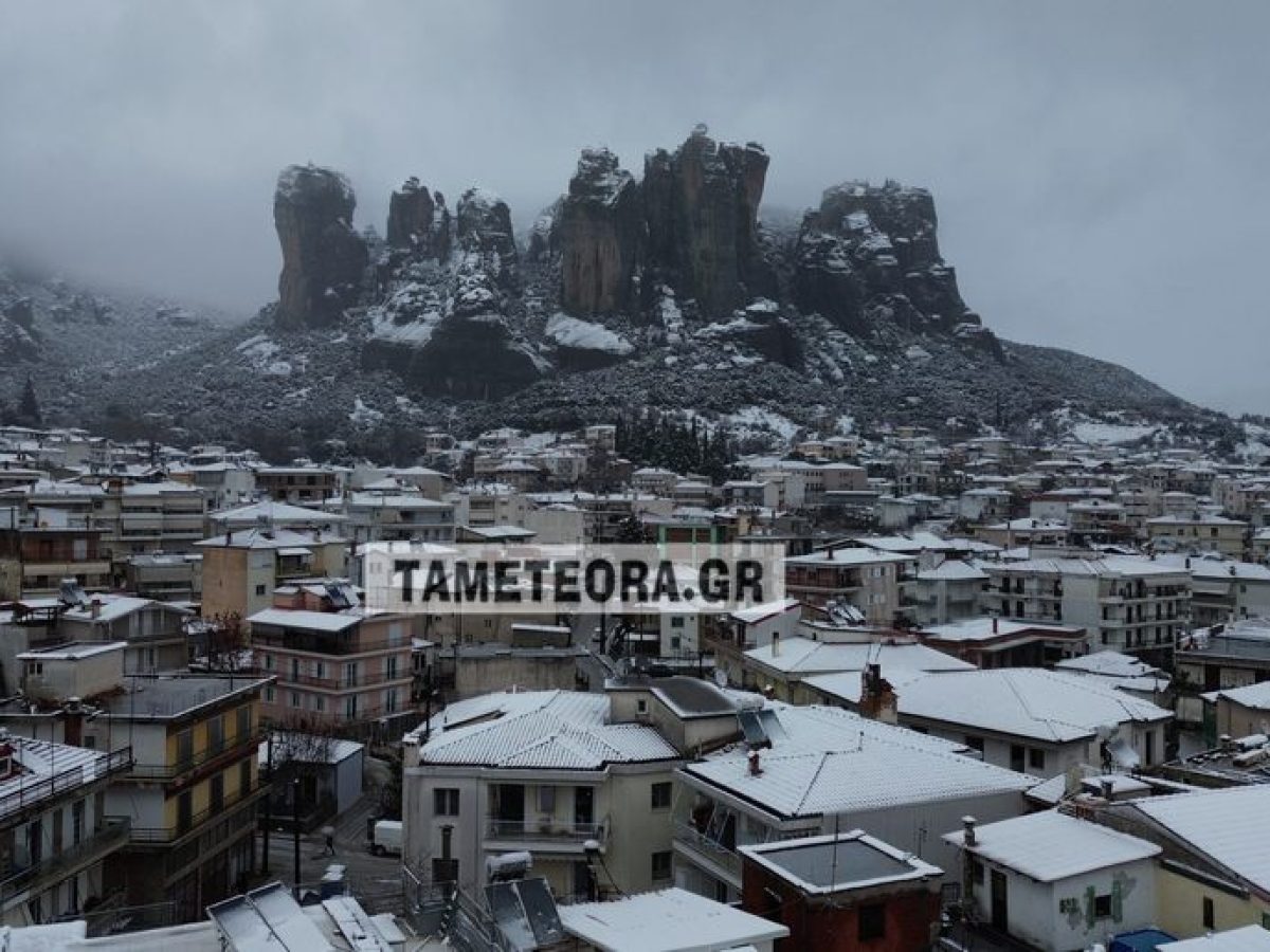 Η χιονισμένη Καλαμπάκα λίγο πριν πέσει το σκοτάδι – Drone video και ΦΩΤΟ