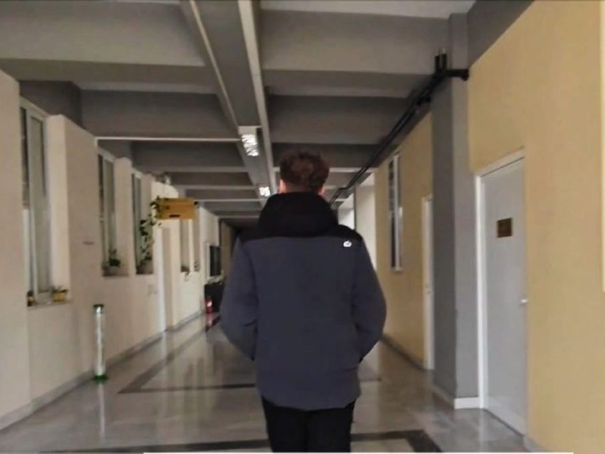 Η δύναμη της θέλησης υπερνικά τις δυσκολίες: Πηγαινοερχόταν στο σχολείο επί έξι χρόνια με καΐκι