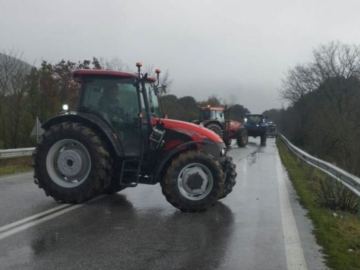 Η ΕΛ.ΑΣ. μπλόκαρε την πορεία των αγροτών προς την Κακαβιά