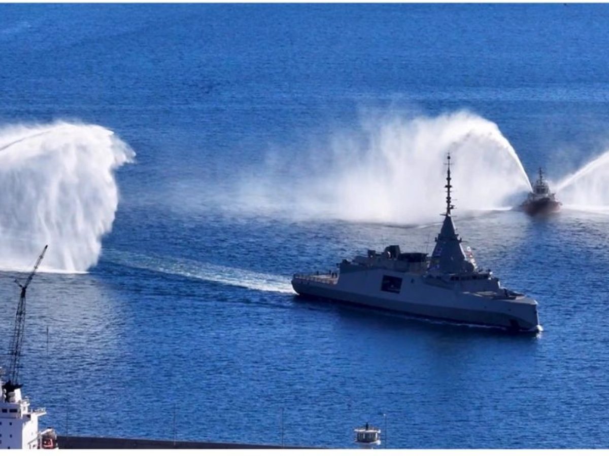 Η εντυπωσιακή άφιξη της φρεγάτας «Κίμων» στον ναύσταθμο της Σαλαμίνας: Στήθηκε υδάτινη αψίδα, δείτε βίντεο