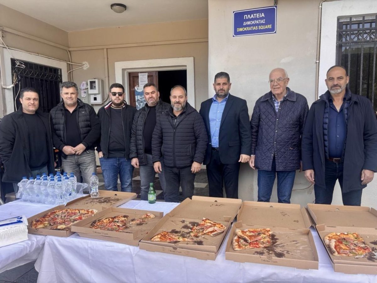 Οι εργαζόμενοι του δήμου Μυλοποτάμου έκοψαν την πρωτοχρονιάτικη πίτα